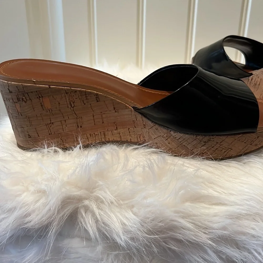 𝅺BCBG shiny black faux leather cork wedge platform slide shoes Y2K Size 9